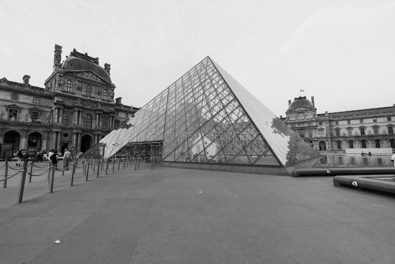 O palácio do Louvre e a pirâmide fotos de stock