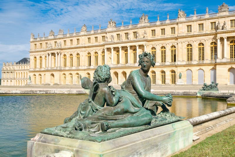O palácio real de Versalhes perto de Paris em França imagem de stock royalty free O palácio real de Versalhes perto de Paris em França imagem de stock royalty free