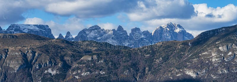 O panorama das dolomites foto de stock O panorama das dolomites foto de stock