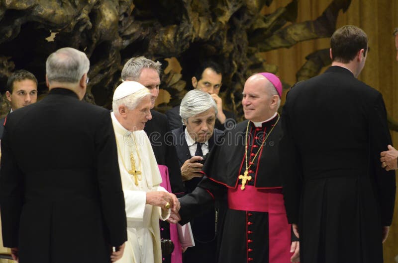 O papa Benedict recebe o arcebispo Aquila