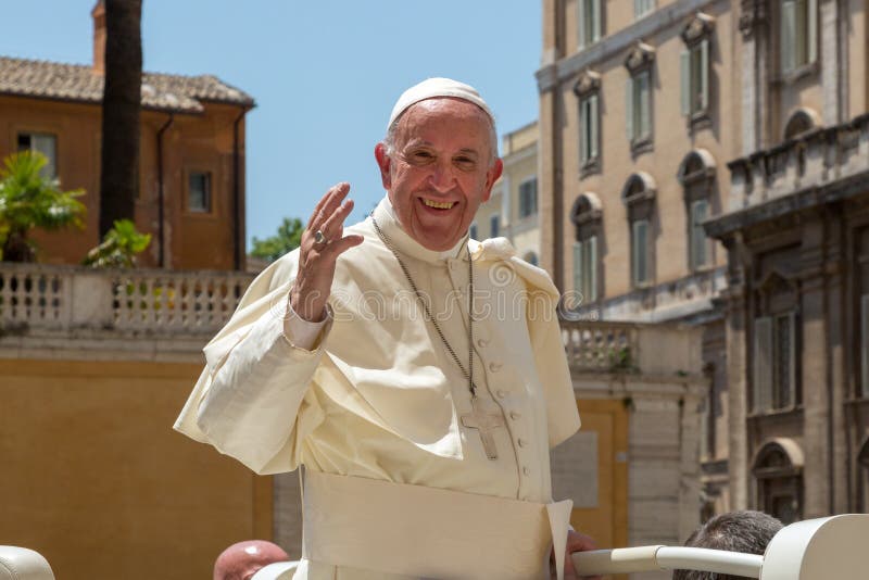 O papa Francis no popemobile cumprimenta e abençoa o fiel
