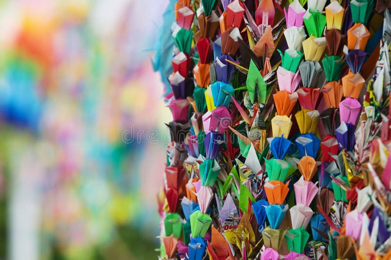 O papel colorido de Memorial Park da paz de Japão Hiroshima cranes o close-up fotografia de stock O papel colorido de Memorial Park da paz de Japão Hiroshima cranes o close-up fotografia de stock