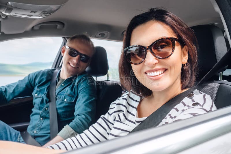 O par tradicional novo alegre tem uma auto viagem longa ?ngulo largo do conceito do carro da equita??o da seguran?a dentro da ima imagens de stock royalty free O par tradicional novo alegre tem uma auto viagem longa ?ngulo largo do conceito do carro da equita??o da seguran?a dentro da ima imagens de stock royalty free