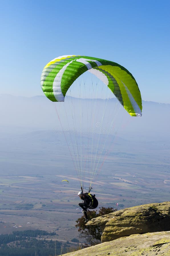 O Paraglider decola de uma montanha foto de stock O Paraglider decola de uma montanha foto de stock