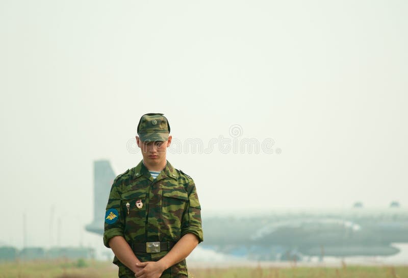 O paramilitar guarda o perímetro da base aérea imagem de stock O paramilitar guarda o perímetro da base aérea imagem de stock