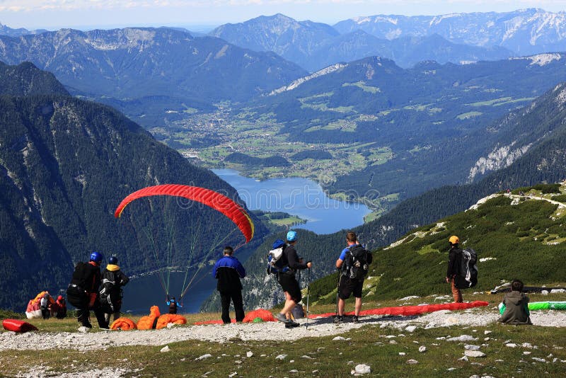 O parapente, Hallstatter considera, cenário em torno da montanha Hoher Krippenstein, Salzkammergut, Salzburg, Áustria foto de stock O parapente, Hallstatter considera, cenário em torno da montanha Hoher Krippenstein, Salzkammergut, Salzburg, Áustria foto de stock