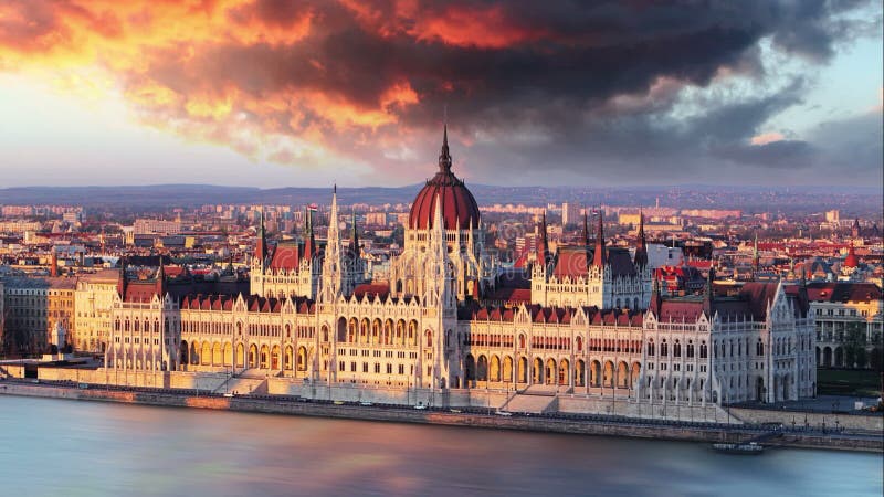 O parlamento de Budapest no lapso de tempo dramático do nascer do sol