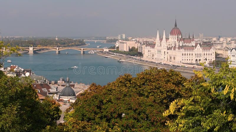 O parlamento e Danube River de Budapest