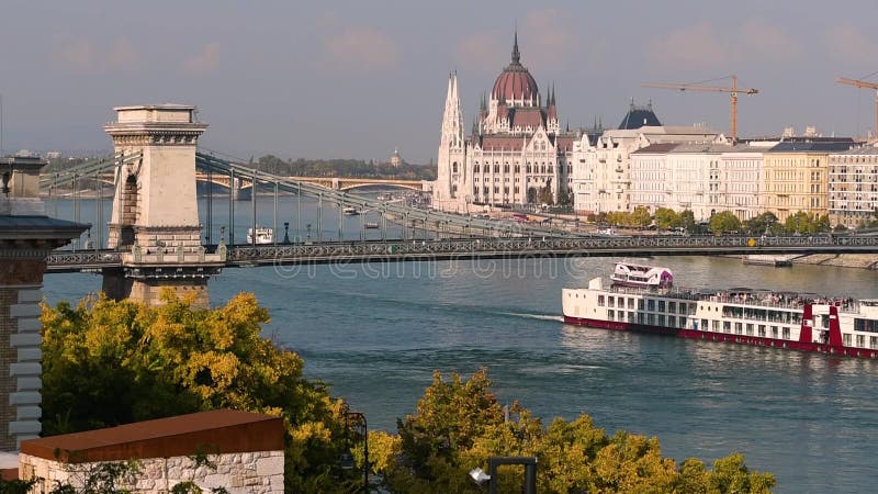 O parlamento e Danube River de Budapest