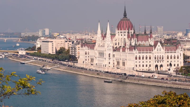 O parlamento e Danube River de Budapest