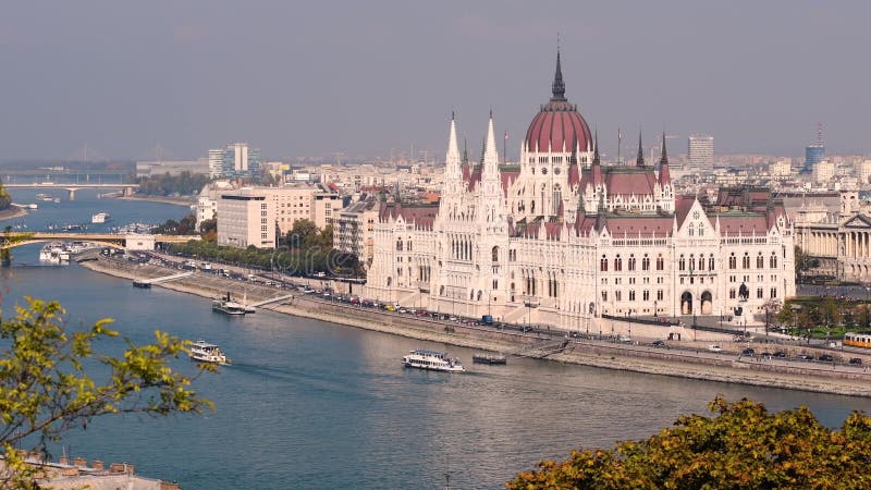 O parlamento e Danube River de Budapest