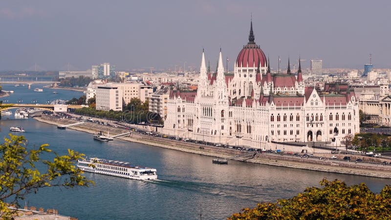 O parlamento e Danube River de Budapest