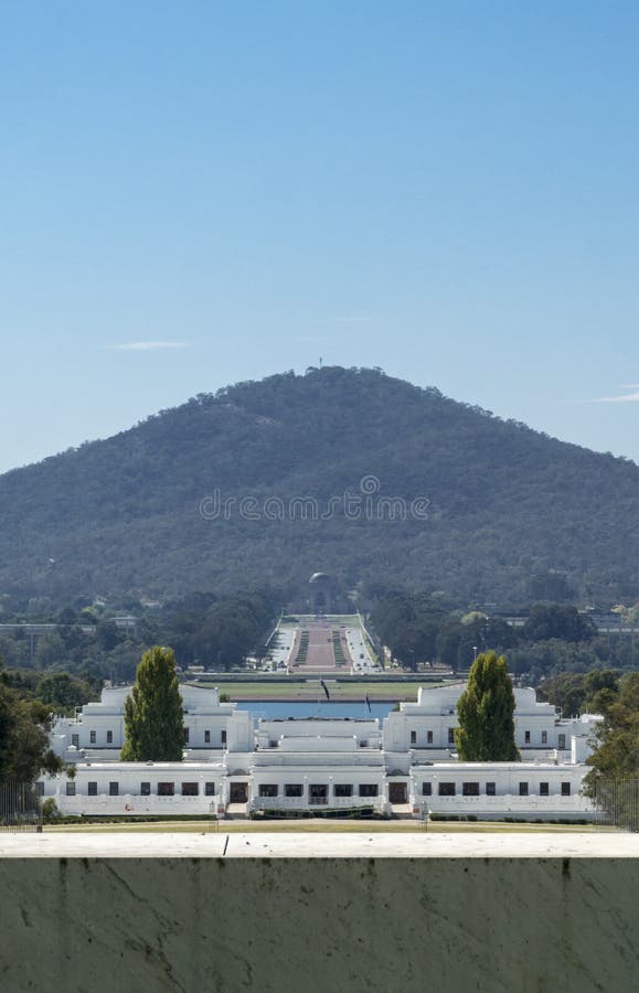 O parlamento velho abriga e Anzac War Memorial, Canberra, ATO, Aust foto de stock royalty free O parlamento velho abriga e Anzac War Memorial, Canberra, ATO, Aust foto de stock royalty free