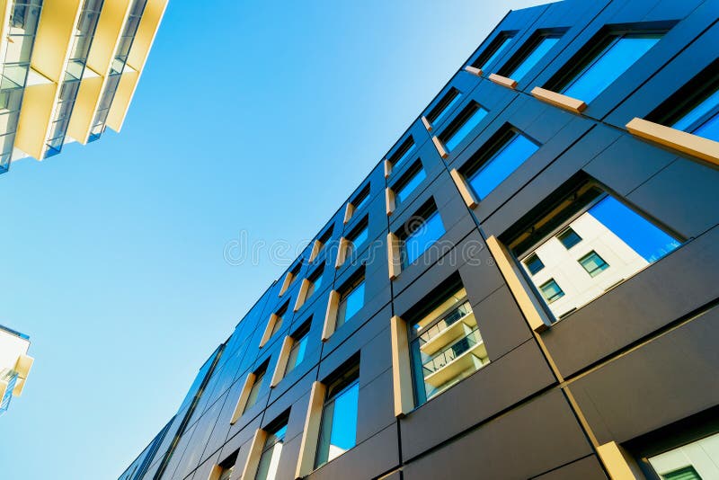 O parte din biroul modern al firmei care construiește cerul albastru royalty free stock photo