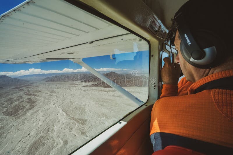 O passageiro no avião e olhares sobre as linhas famosas de Nazca