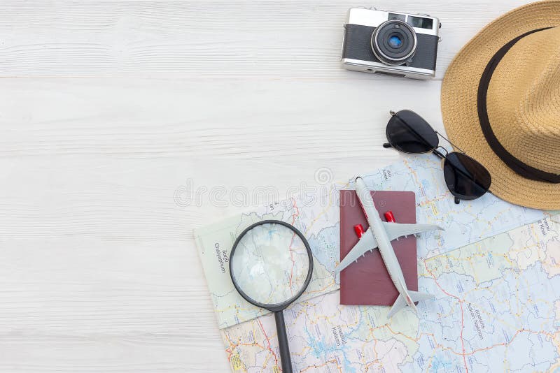 O passaporte de viagem de aplanamento do verão com vintage da câmera, mapa, peixe star, vidros de sol, chapéu, avião O curso no f