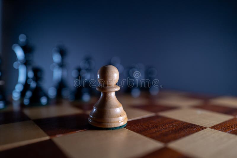 Peças de xadrez pretas no tabuleiro de xadrez.