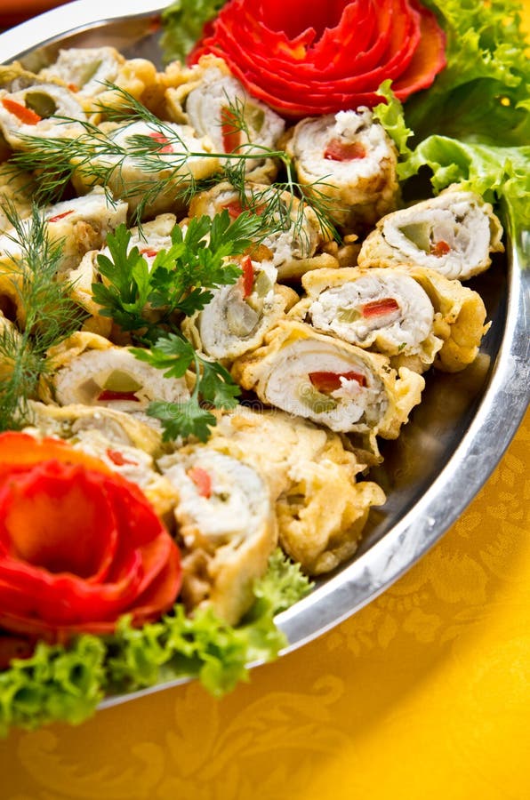 O peixe enchido rola o prato imagem de stock O peixe enchido rola o prato imagem de stock