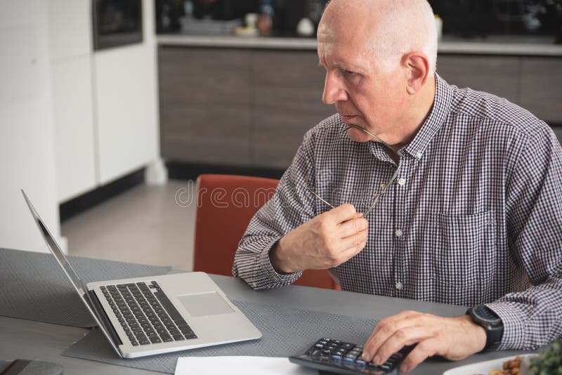 O pensionista conta o dinheiro, conceito do cálculo do imposto foto de stock O pensionista conta o dinheiro, conceito do cálculo do imposto foto de stock