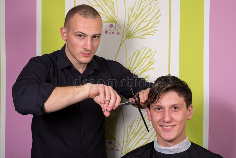 O penteado dos homens e haircutting com tosquiadeira de cabelo e scissor imagens de stock O penteado dos homens e haircutting com tosquiadeira de cabelo e scissor imagens de stock