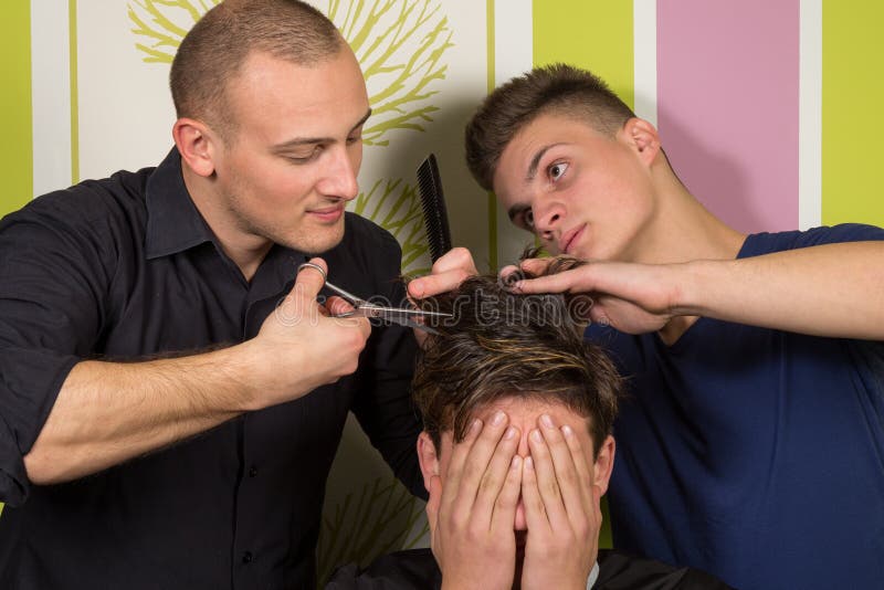O penteado dos homens e haircutting com tosquiadeira de cabelo e scissor imagens de stock O penteado dos homens e haircutting com tosquiadeira de cabelo e scissor imagens de stock
