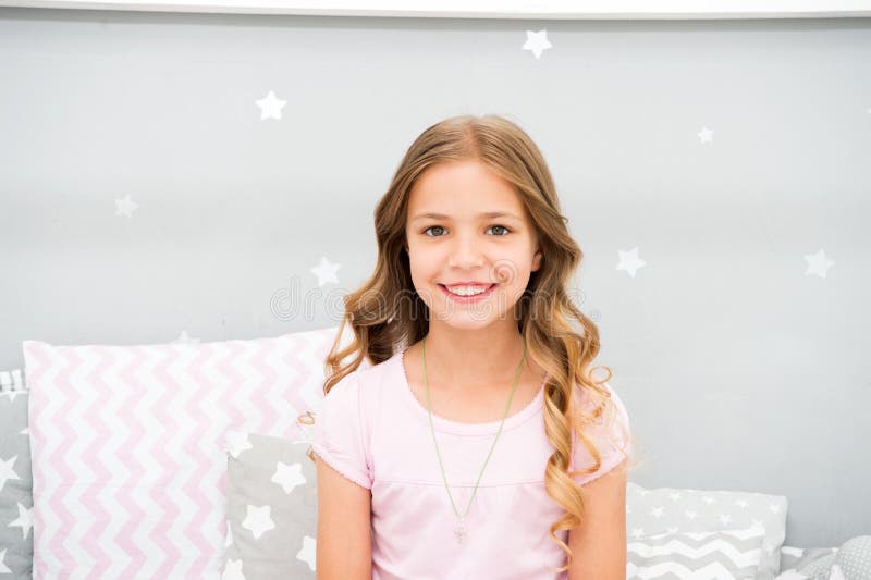O penteado encaracolado perfeito da criança olha bonito Usa o condicionador ou a máscara com óleos orgânicos para manter o cabelo imagem de stock royalty free O penteado encaracolado perfeito da criança olha bonito Usa o condicionador ou a máscara com óleos orgânicos para manter o cabelo imagem de stock royalty free