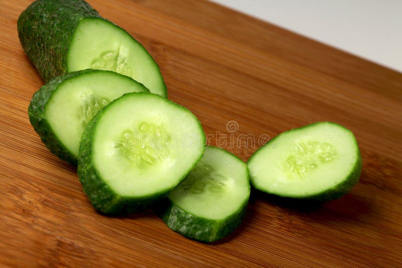 O pepino cortou em seções imagem de stock royalty free O pepino cortou em seções imagem de stock royalty free