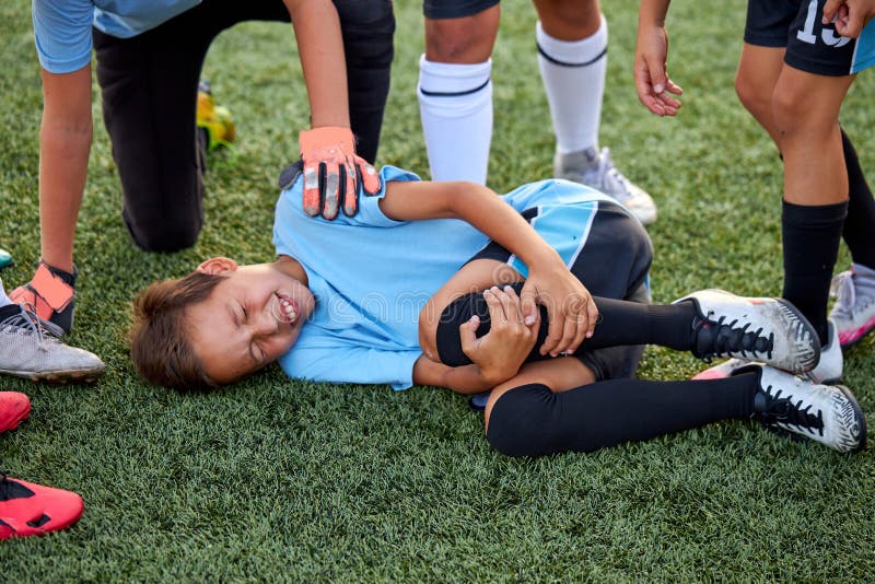 Um Jovem Jogador De Futebol Machucou Sua Perna Durante O Jogo E