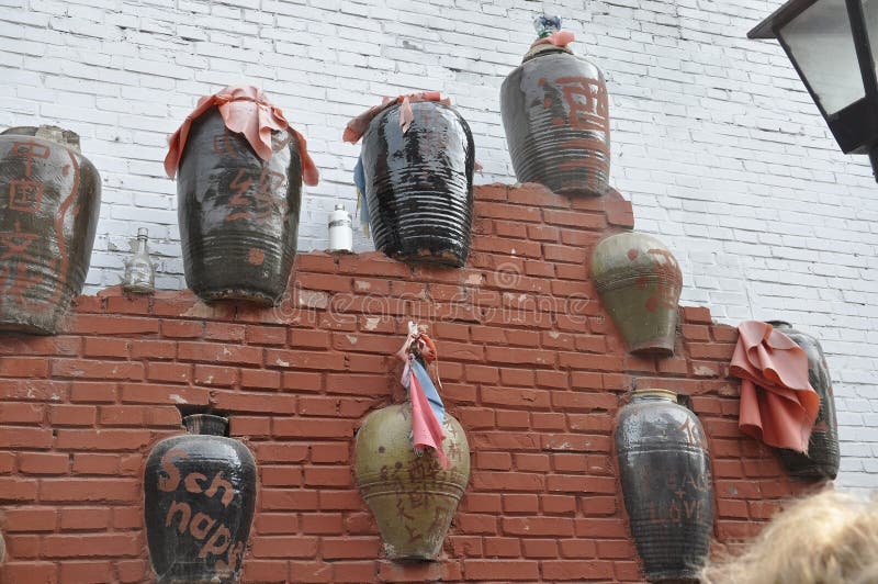 O Pequim, 7o pode: Decoração da parede de tijolos da casa com as embarcações cerâmicas de Wangzuo Hutong no Pequim imagens de stock O Pequim, 7o pode: Decoração da parede de tijolos da casa com as embarcações cerâmicas de Wangzuo Hutong no Pequim imagens de stock