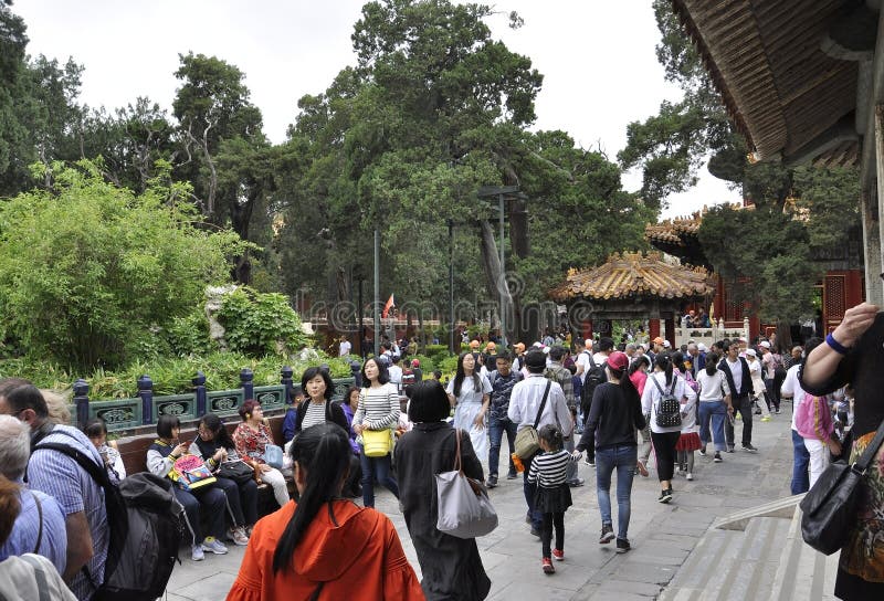 O Pequim, 5o pode: Turistas maciços que visitam o jardim imperial da cidade de Forbbiden no Pequim imagens de stock royalty free O Pequim, 5o pode: Turistas maciços que visitam o jardim imperial da cidade de Forbbiden no Pequim imagens de stock royalty free