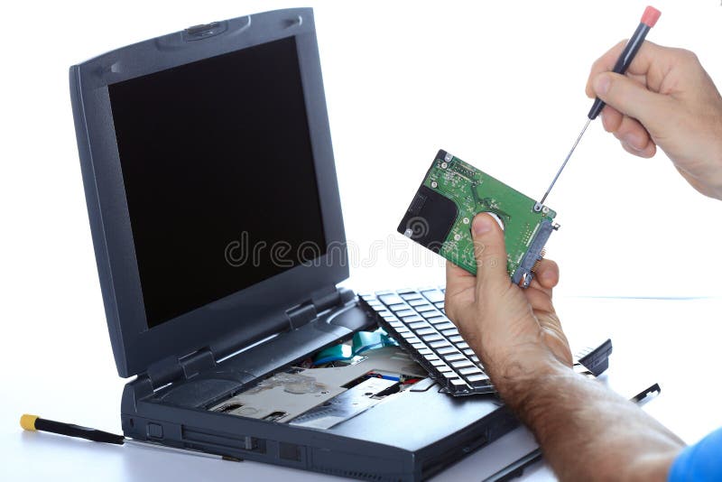 O perito de computador está reparando fotografia de stock O perito de computador está reparando fotografia de stock