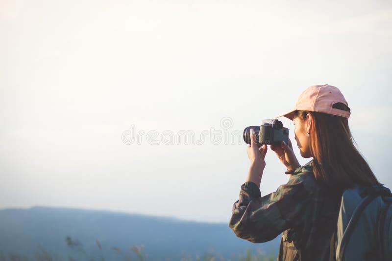 O pessoa asiático das jovens mulheres que caminha com amigos backpacks o passeio fotos de stock O pessoa asiático das jovens mulheres que caminha com amigos backpacks o passeio fotos de stock