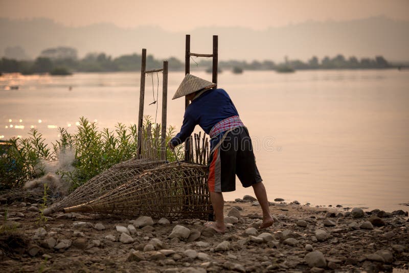 O pessoa tailandês é pescador em Mekong River Tailândia - Laos é lif imagens de stock royalty free O pessoa tailandês é pescador em Mekong River Tailândia - Laos é lif imagens de stock royalty free