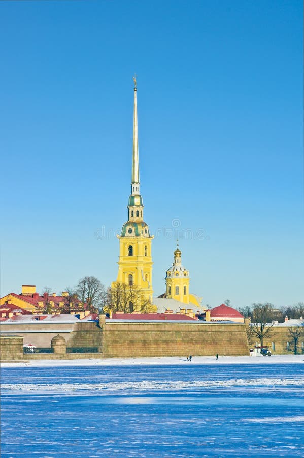 O Peter e o Paul Cathedral no inverno fotografia de stock O Peter e o Paul Cathedral no inverno fotografia de stock