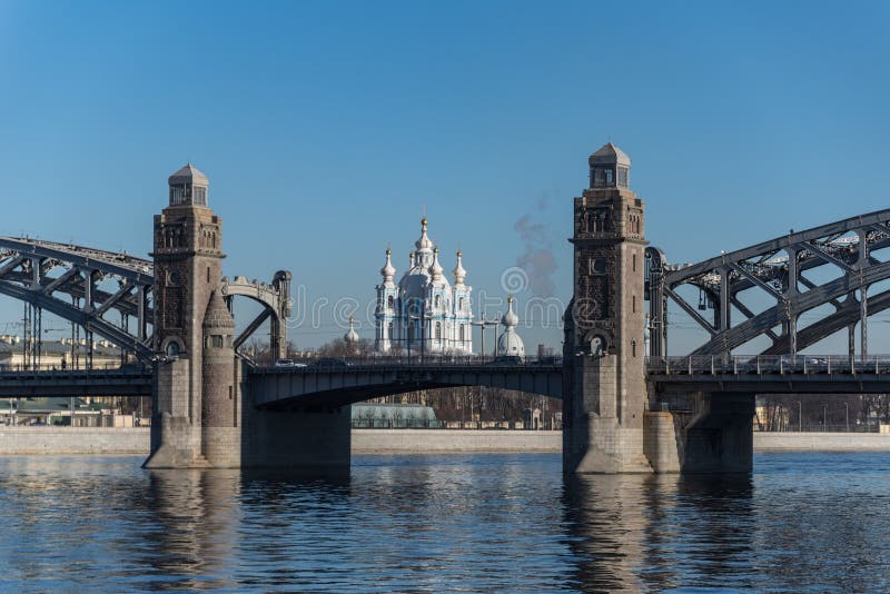 O Peter a grande ponte na perspectiva da catedral de Smolny St Petersburg