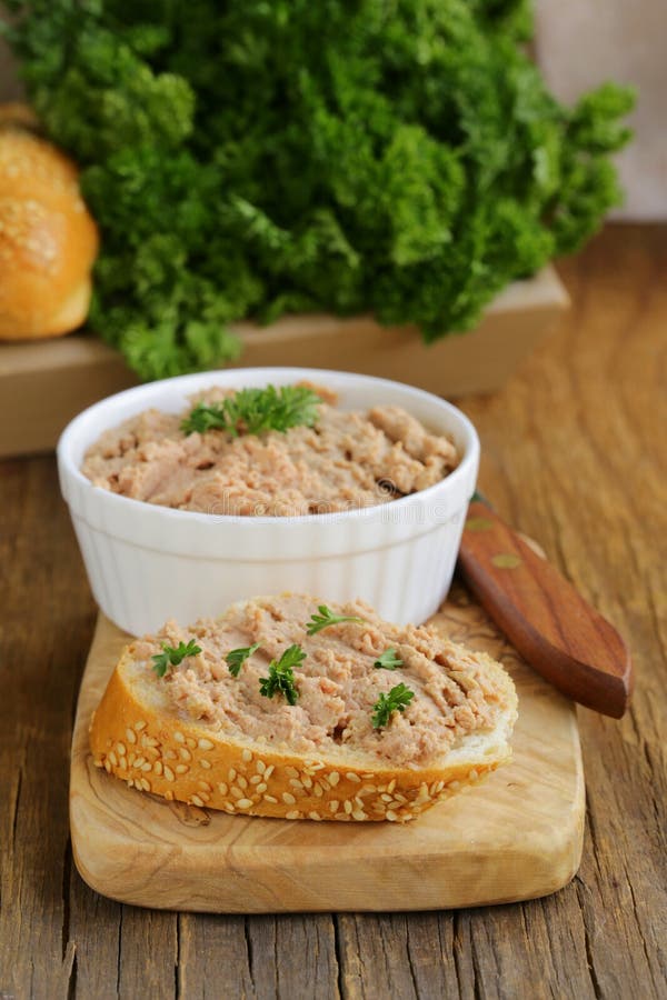 Snack de carne caseiro, patê de fígado de frango fotografia de stock royalty free