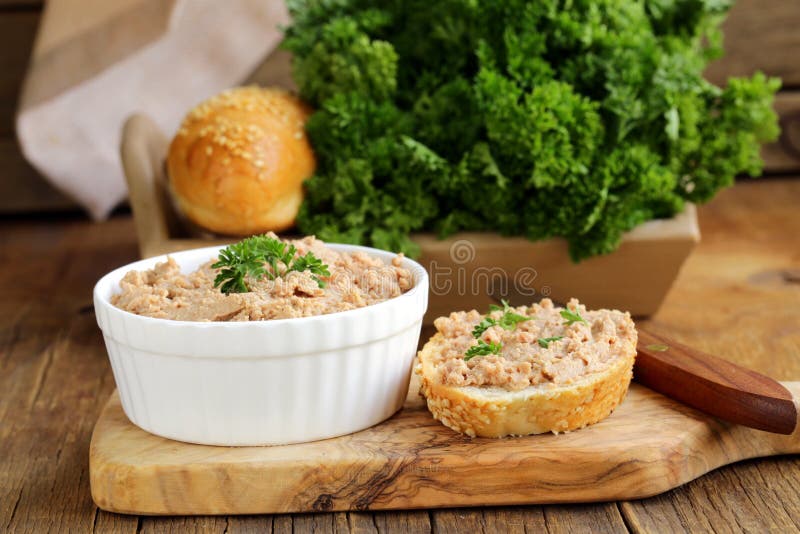 Snack de carne caseiro, patê de fígado de frango foto de stock