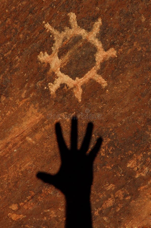 O Petroglyph de Sun cinzelou no Sandstone