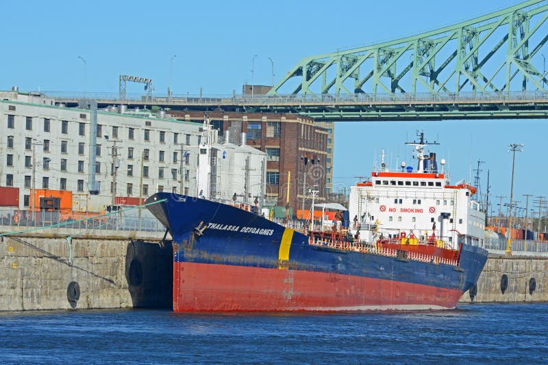 O petroleiro envia Thalassa Desgagnes em Montreal, Canadá imagens de stock O petroleiro envia Thalassa Desgagnes em Montreal, Canadá imagens de stock