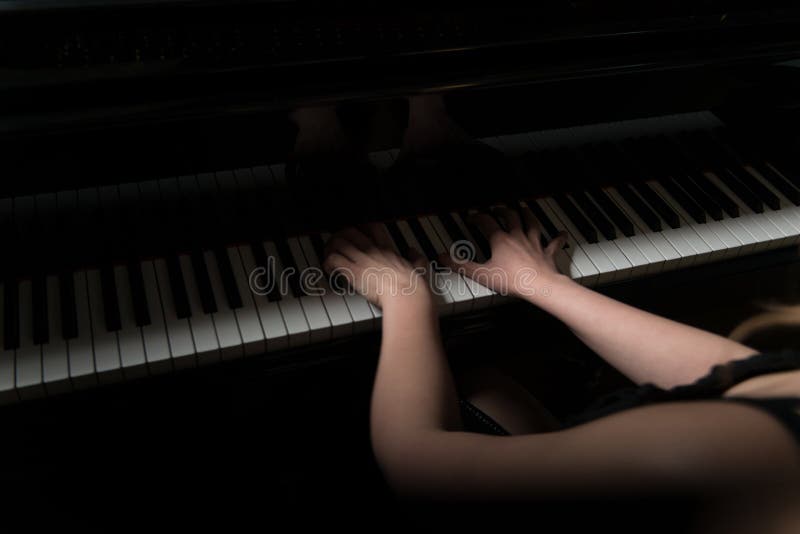 O piano fecha o pianista Hands Playing imagem de stock O piano fecha o pianista Hands Playing imagem de stock