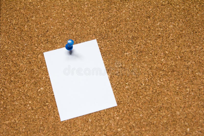O pino do Livro Branco da placa no fundo da placa da corti?a para lembra, para fazer a lista ou o notici?rio fotos de stock O pino do Livro Branco da placa no fundo da placa da corti?a para lembra, para fazer a lista ou o notici?rio fotos de stock