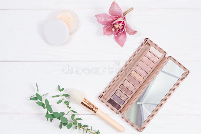 O plano decorativo coloca a composição com produtos de composição, cosméticos e flores Configuração lisa, vista superior no fundo imagens de stock royalty free O plano decorativo coloca a composição com produtos de composição, cosméticos e flores Configuração lisa, vista superior no fundo imagens de stock royalty free