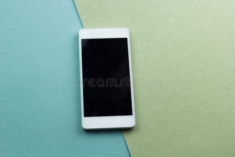 o plano do smartphone coloca em um fundo verde e azul fotos de stock o plano do smartphone coloca em um fundo verde e azul fotos de stock