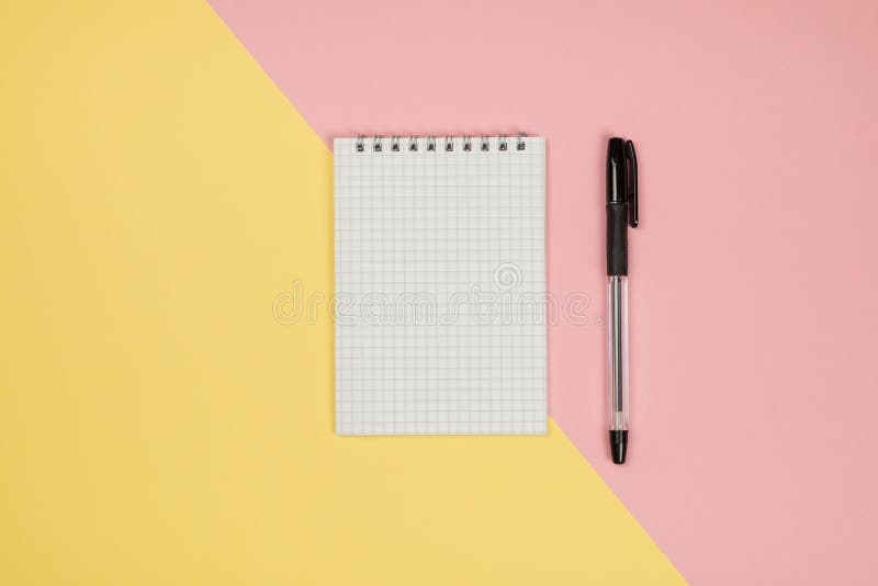 O plano mínimo coloca a imagem do estilo da página vazia do caderno com diffe imagens de stock royalty free O plano mínimo coloca a imagem do estilo da página vazia do caderno com diffe imagens de stock royalty free