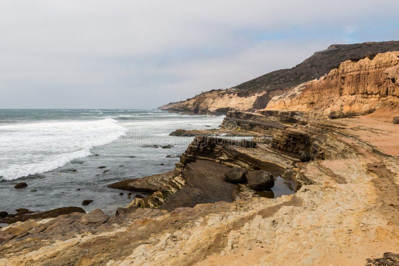 O Point Loma, Califórnia corroeu penhascos e associações da maré