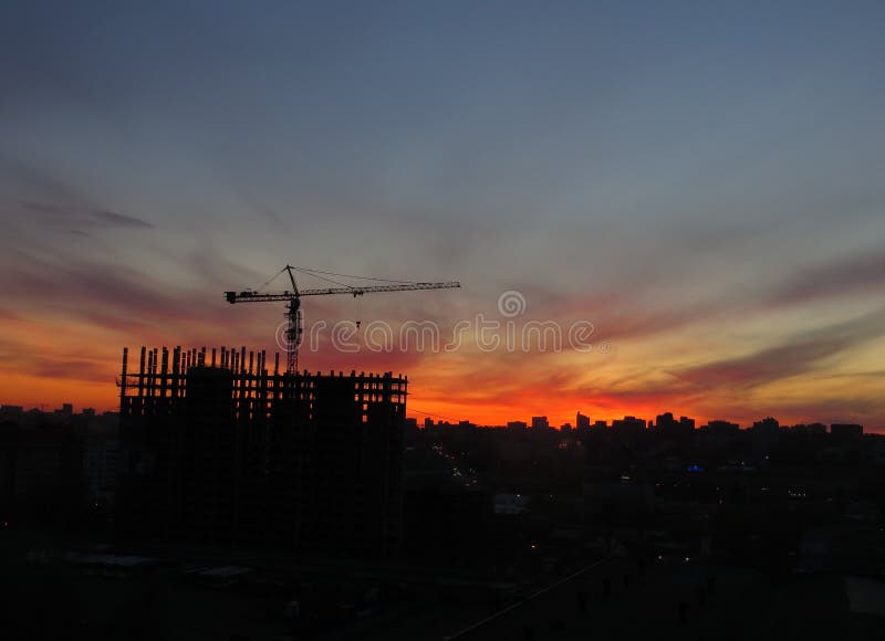 O por do sol na cidade em Ufa fotografia de stock royalty free O por do sol na cidade em Ufa fotografia de stock royalty free
