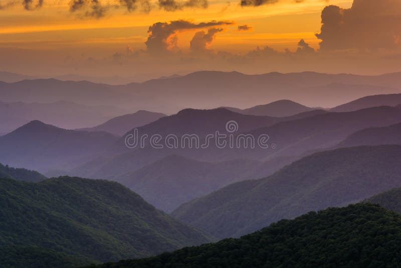 O por do sol sobre as montanhas apalaches da forquilha de Caney negligencia o imagem de stock royalty free O por do sol sobre as montanhas apalaches da forquilha de Caney negligencia o imagem de stock royalty free