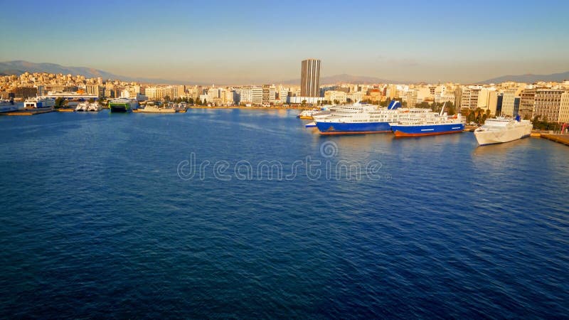O porto de Piraeus em Atenas, Grécia, logotipos removeu imagem de stock O porto de Piraeus em Atenas, Grécia, logotipos removeu imagem de stock