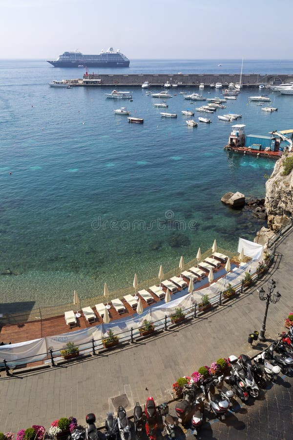 O porto e o porto na cidade italiana de Amalfi no Campania, Itália, um destino popular ao longo da costa de Sorrentine fotografia de stock royalty free O porto e o porto na cidade italiana de Amalfi no Campania, Itália, um destino popular ao longo da costa de Sorrentine fotografia de stock royalty free