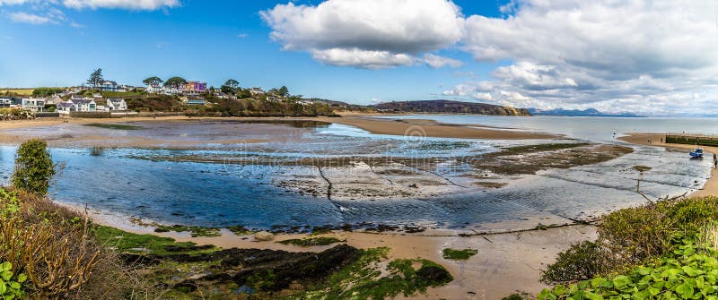 O priveliște de pe calea stâncii de-a lungul golfului din Abersoch Wales stock image